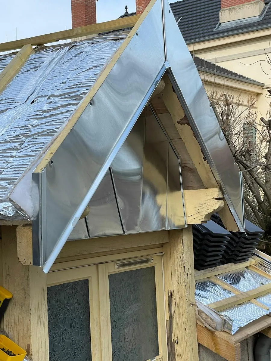 Chien-assis habillé en zinc