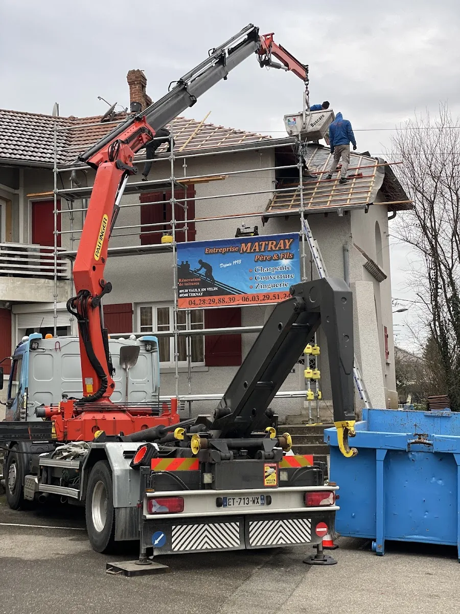 Grue + banderole Matray sur chantier